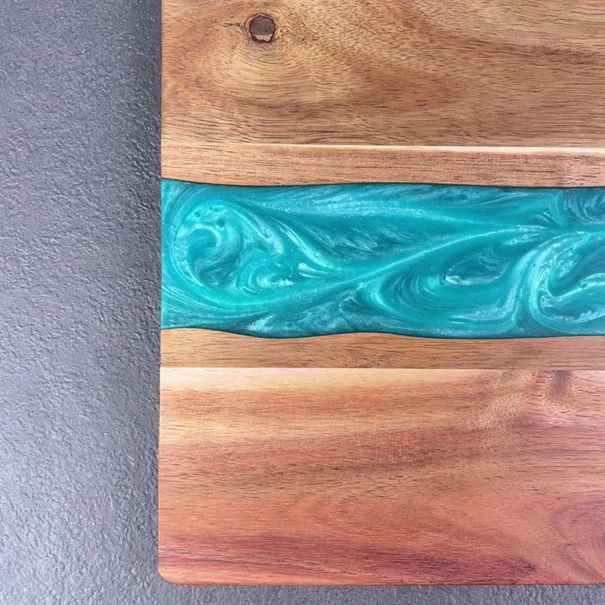 Houten Snijplank Met Resinaccent Voor Decoratieve En Functionele Keukenpresentatie