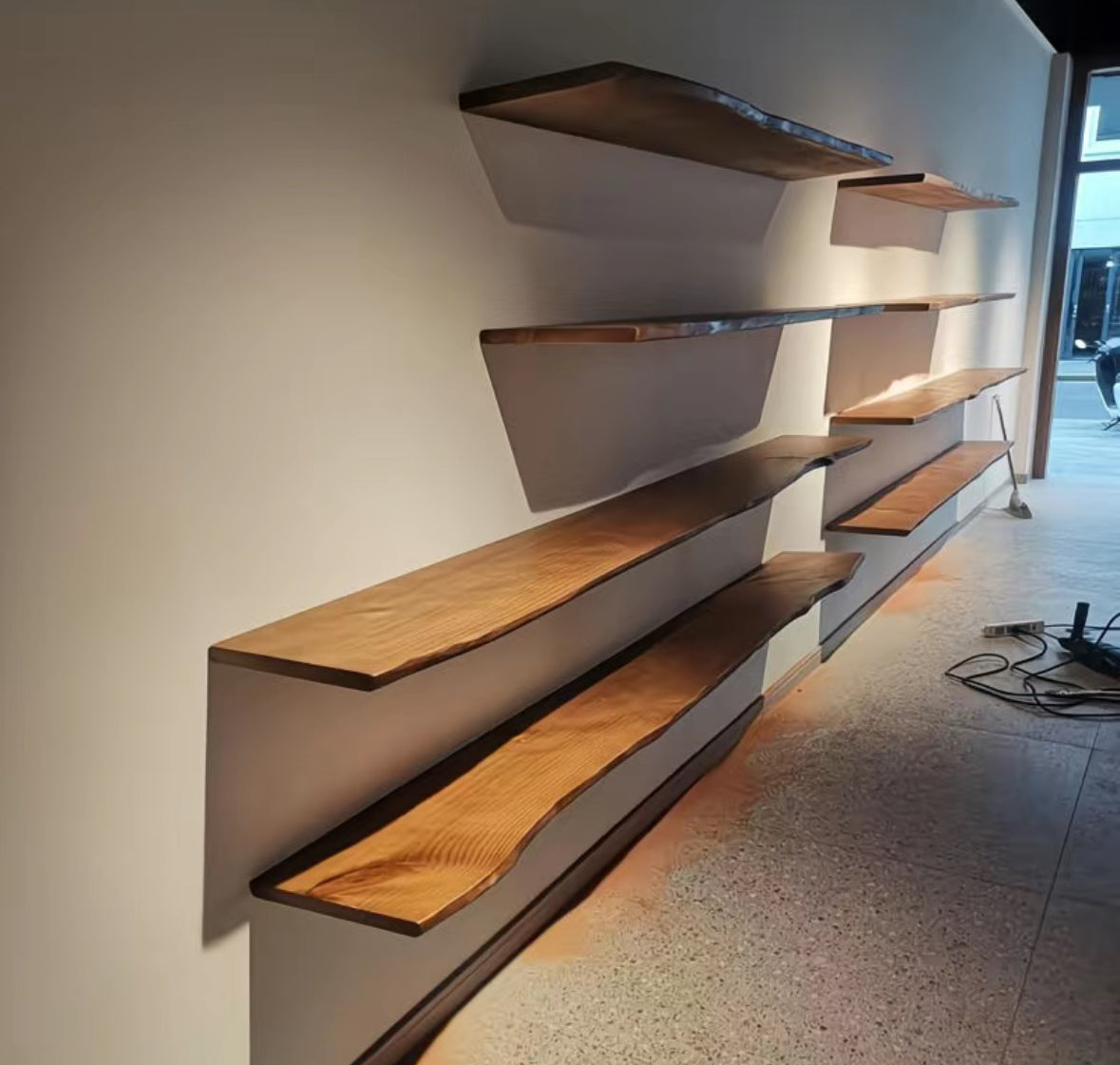 Houten Wandplank Met Organische Rand En Verborgen Montage