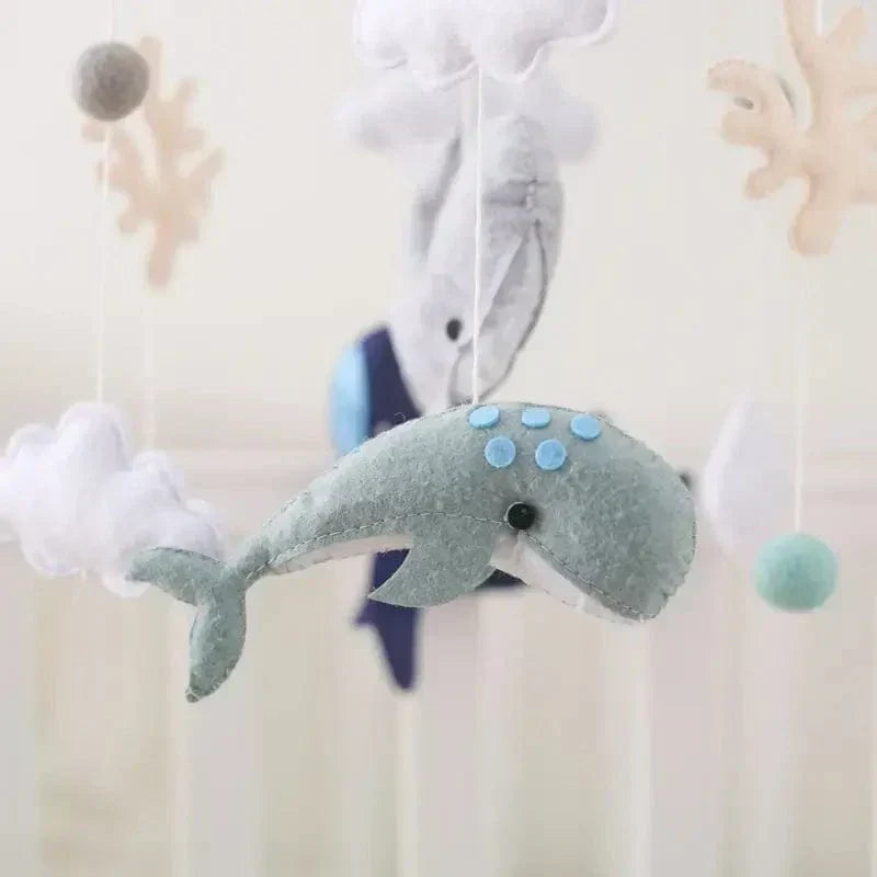 Decoratieve Babymobiel met Walvissen en Wolkjes van Hout en Vilt