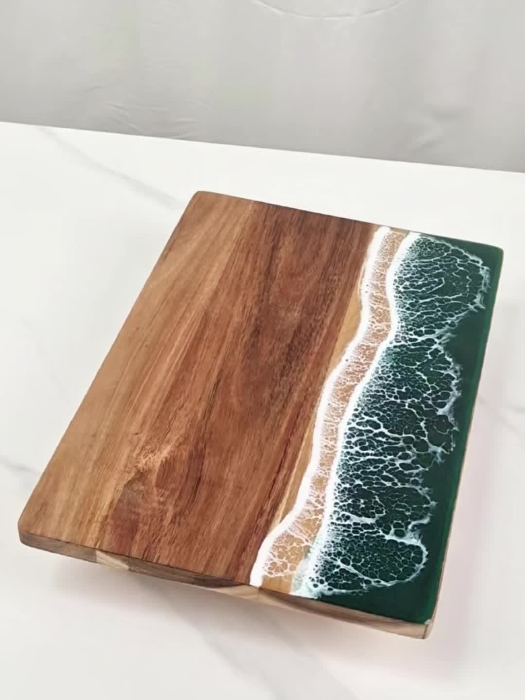 Houten Snijplank Met Resinaccent Voor Functionele En Decoratieve Keukenpresentatie
