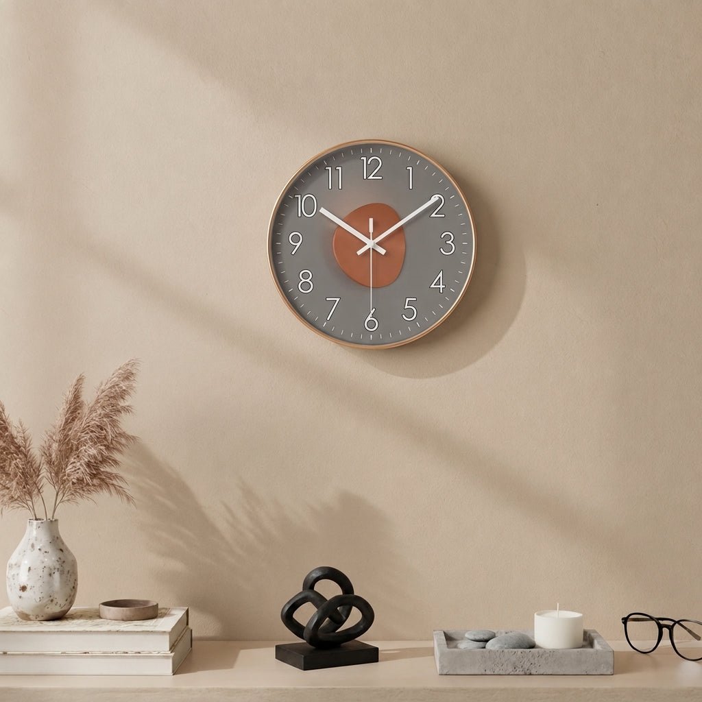 Ronde Wandklok Met Donker Uurwerk, Driedimensionaal Detail En Dagelijks Strak Design