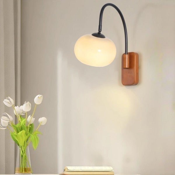 Verstelbare Wandlamp Met Glazen Lichtbol En Tijdloos Design