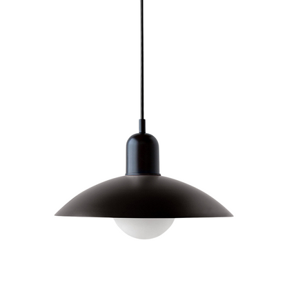 Metalen Hanglamp Met Lage Kap En Scandinavische Lijnen