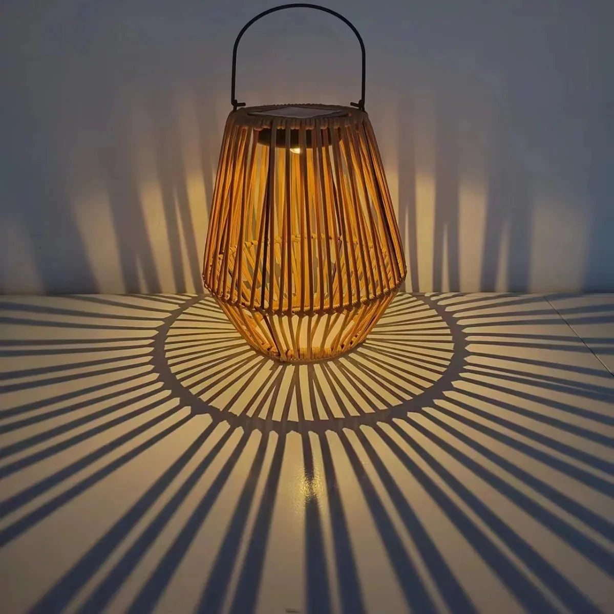 Solar Rattan Lantaarn Met Automatische Verlichting Voor Tuin En Terras