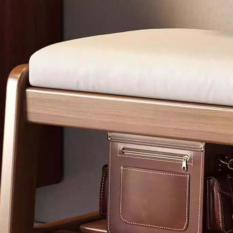 Scandinavische schoenenbank met houten frame en gevoerde zitting