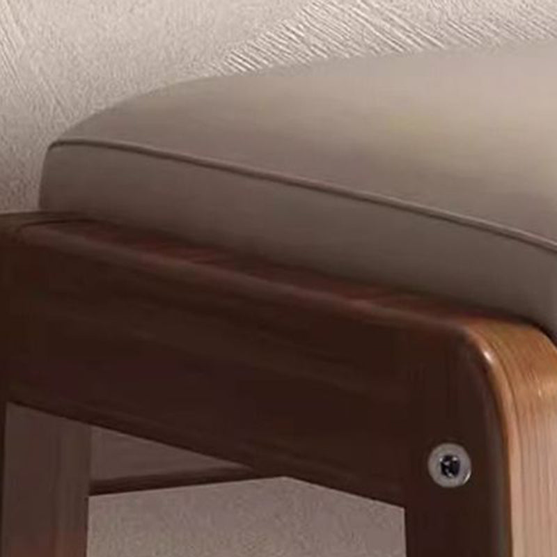 Scandinavische schoenenbank met houten frame en gevoerde zitting