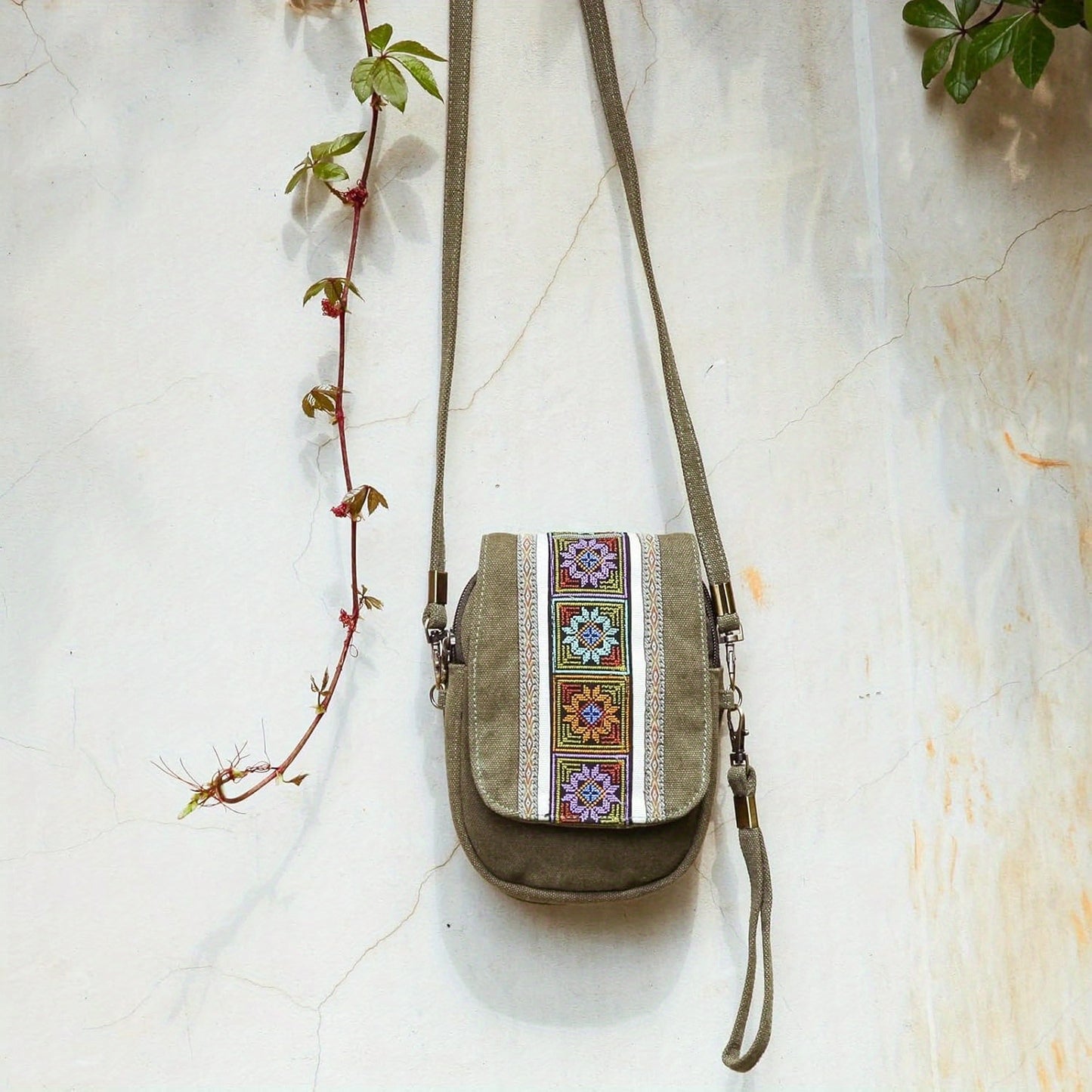 Artistieke Canvas Schoudertas – Handgemaakte Telefoontas met Bloemdetail