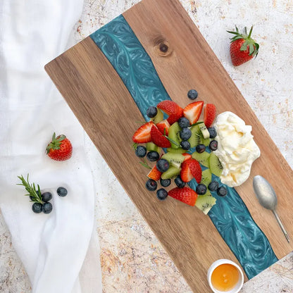 Houten Snijplank Met Resinaccent Voor Decoratieve En Functionele Keukenpresentatie