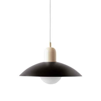 Metalen Hanglamp Met Lage Kap En Scandinavische Lijnen