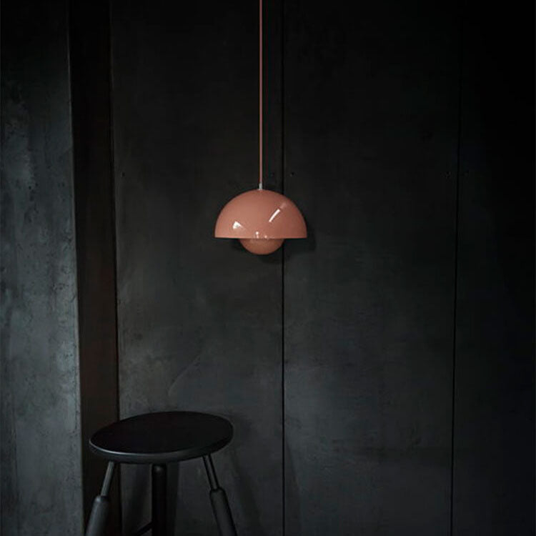 Scandinavische Hanglamp Met Halfronde Kap En Tijdloos Design