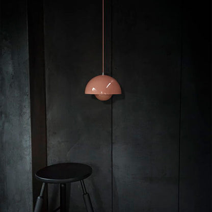 Scandinavische Hanglamp Met Halfronde Kap En Tijdloos Design