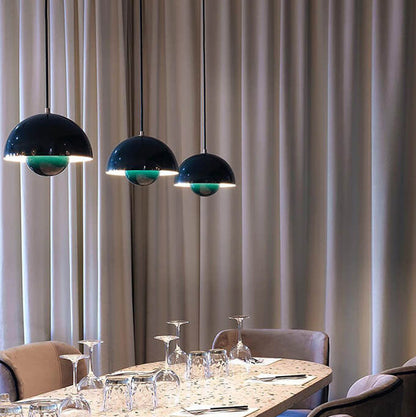 Scandinavische Hanglamp Met Halfronde Kap En Tijdloos Design
