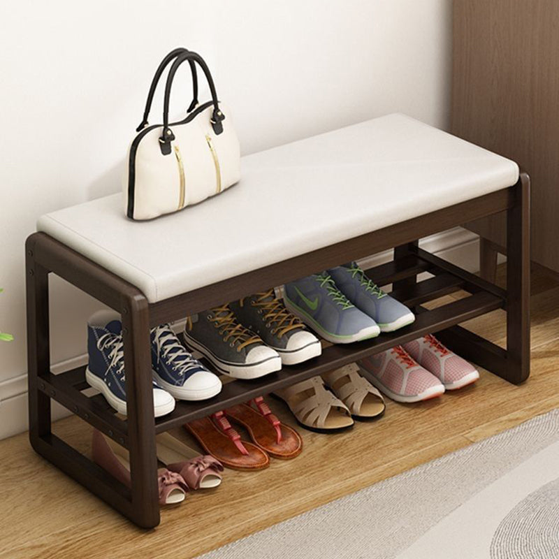 Scandinavische schoenenbank met houten frame en gevoerde zitting