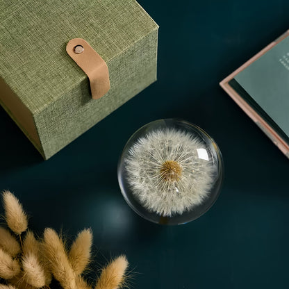 Kristallen Paardenbloembol – Art Deco Glazen Sfeer met Natuurlijk Plantenmonster