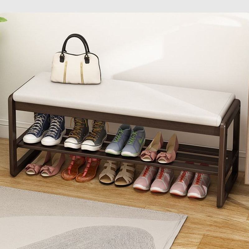 Scandinavische schoenenbank met houten frame en gevoerde zitting