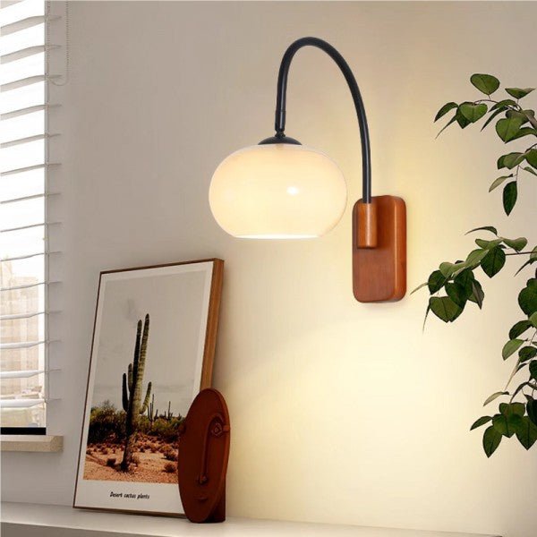 Verstelbare Wandlamp Met Glazen Lichtbol En Tijdloos Design