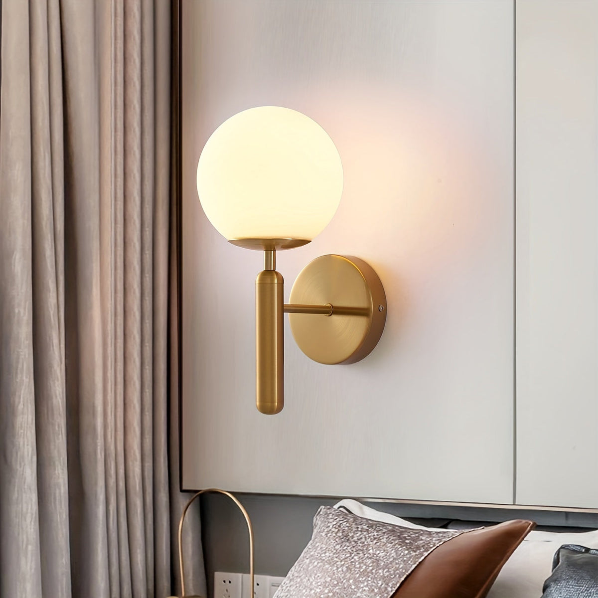 Glazen Wandlamp Met Moderne Bolvorm Voor Zachte Elegante Sfeerverlichting