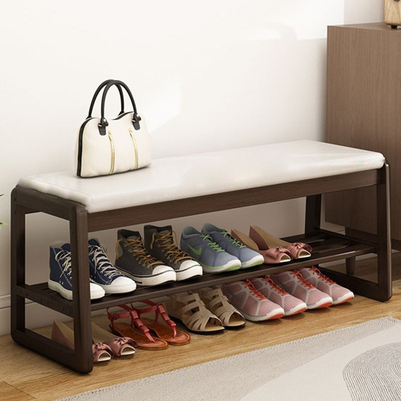 Scandinavische schoenenbank met houten frame en gevoerde zitting