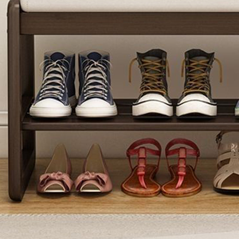 Scandinavische schoenenbank met houten frame en gevoerde zitting