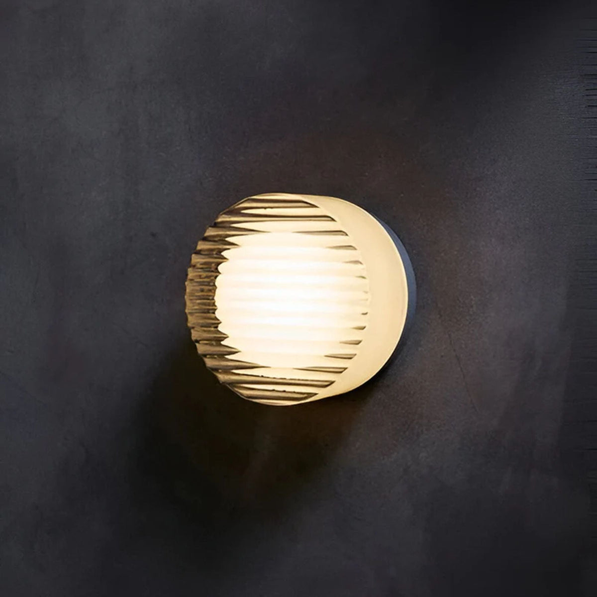 Compacte Wandlamp Met Geribbeld Lichtdesign En LED-Verlichting
