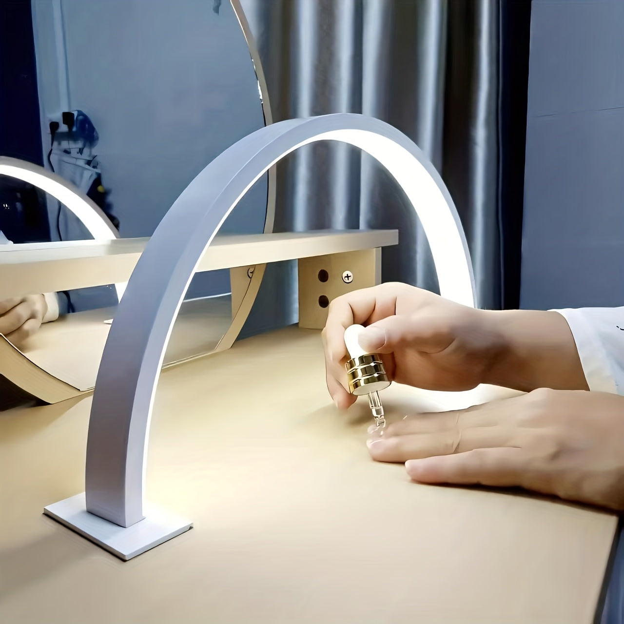 LED Bureau Schoonheidslamp – Halvemaanvorm met Dimbare Kleuren en USB-Voeding