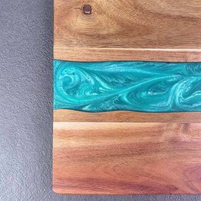 Houten Snijplank Met Resinaccent Voor Decoratieve En Functionele Keukenpresentatie
