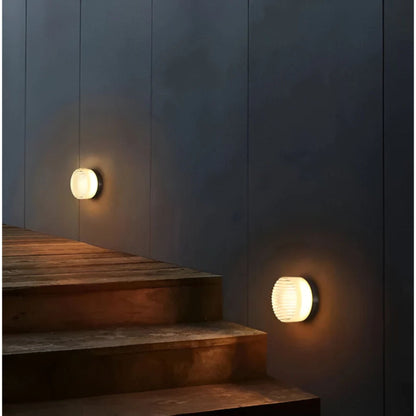 Compacte Wandlamp Met Geribbeld Lichtdesign En LED-Verlichting