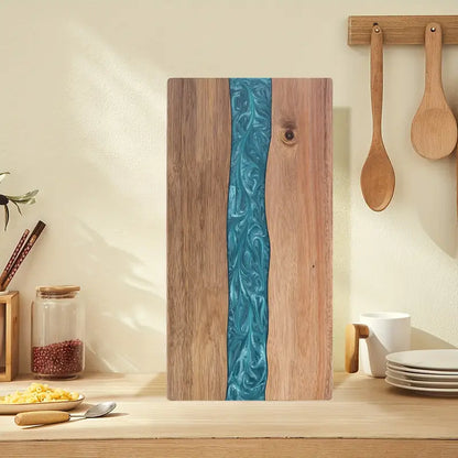 Houten Snijplank Met Resinaccent Voor Decoratieve En Functionele Keukenpresentatie