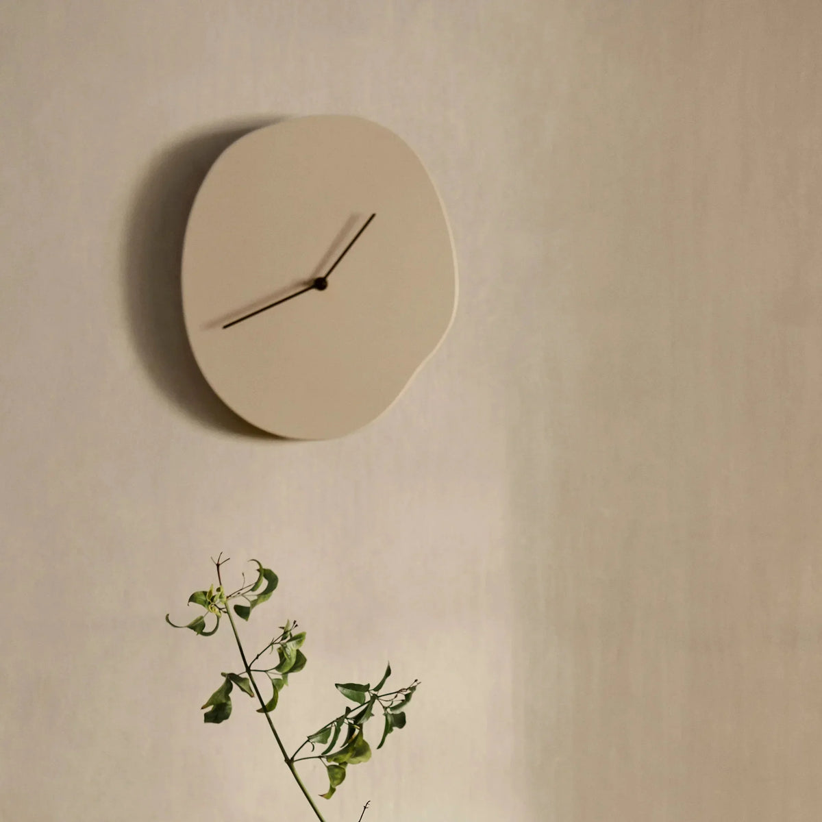 Sculpturale Wandklok Met Organisch Design Voor Moderne En Artistieke Interieurs