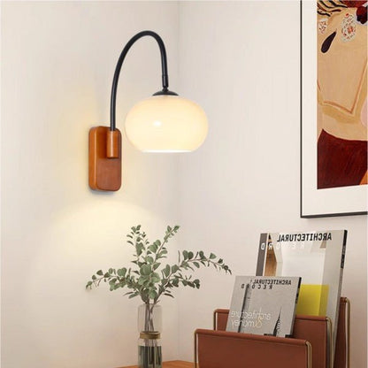 Verstelbare Wandlamp Met Glazen Lichtbol En Tijdloos Design