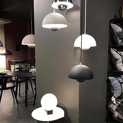 Scandinavische Hanglamp Met Halfronde Kap En Tijdloos Design