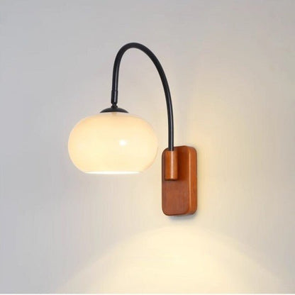 Verstelbare Wandlamp Met Glazen Lichtbol En Tijdloos Design