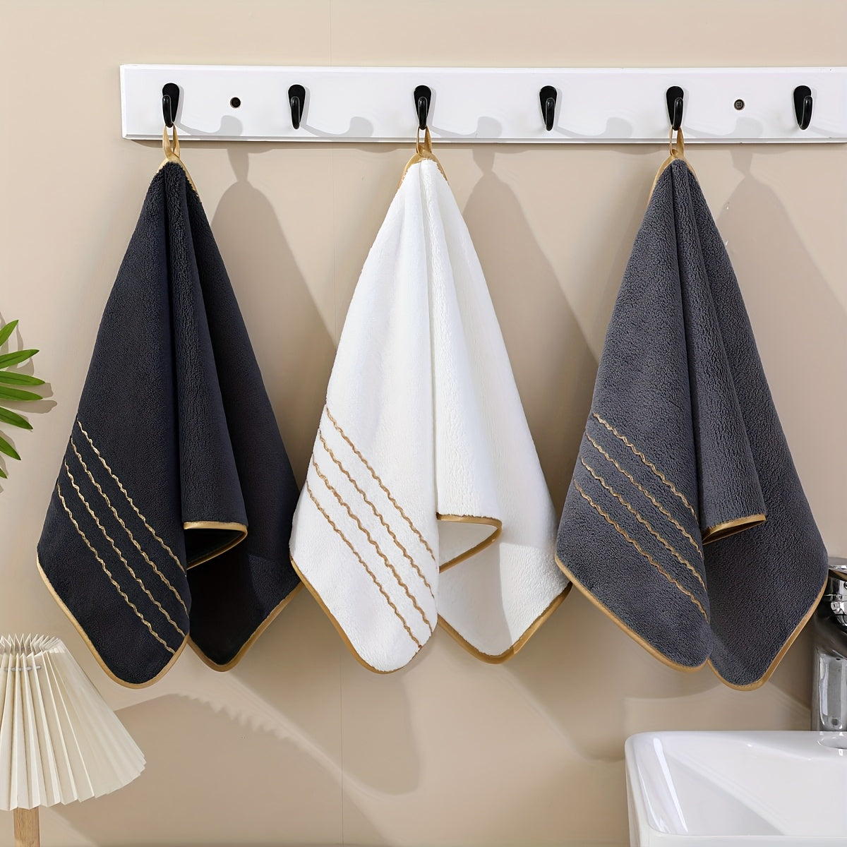 GoldStripe Microvezelset – 24 Vierkante Vintage Handdoeken met Gouden Strepen voor Badkamer en Keuken
