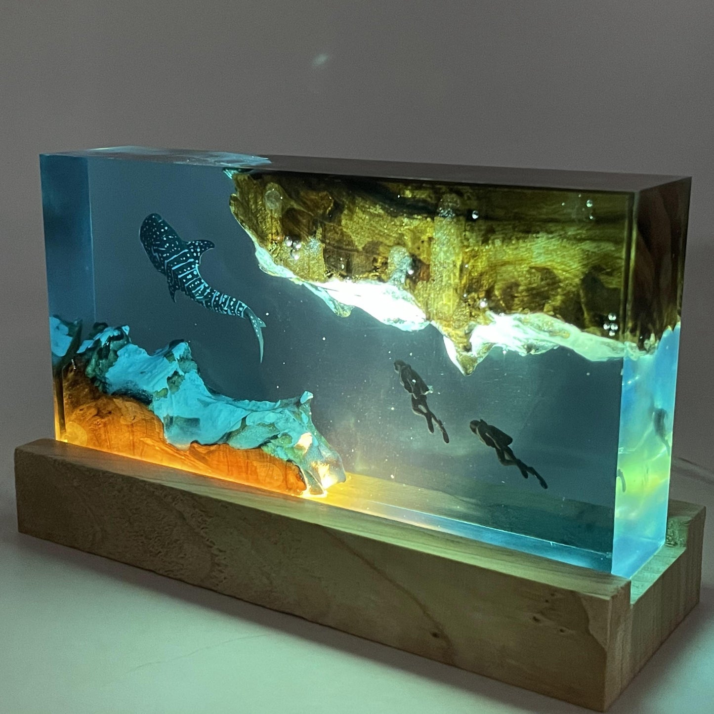WhaleGlow Resinlamp – Handgemaakte Zeegezicht Bedlamp voor Slaapkamerdecoratie