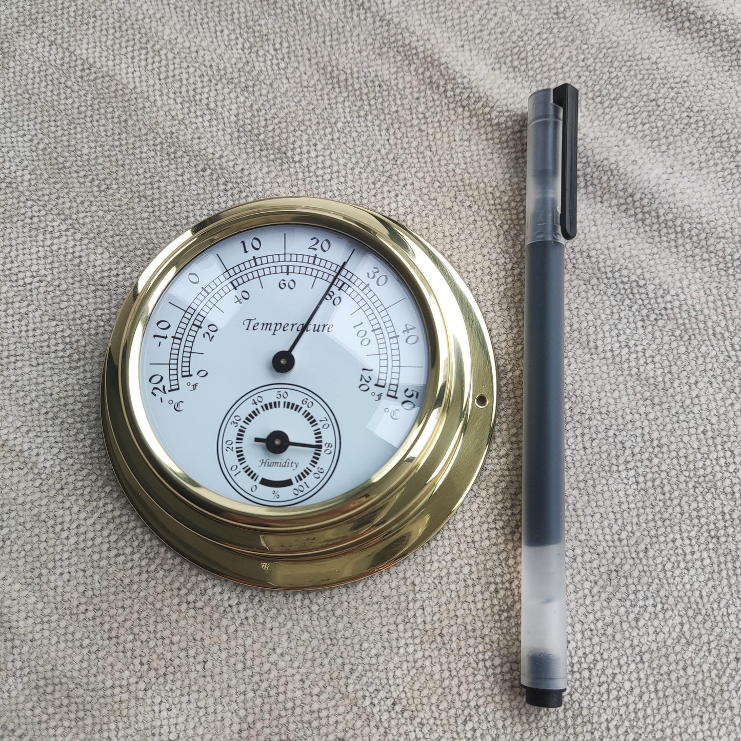 ThermoBrass Wandmeter – Elegante 2-in-1 Temperatuur- & Vochtigheidsmeter met Messing Afwerking