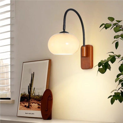 Verstelbare Wandlamp Met Glazen Lichtbol En Tijdloos Design