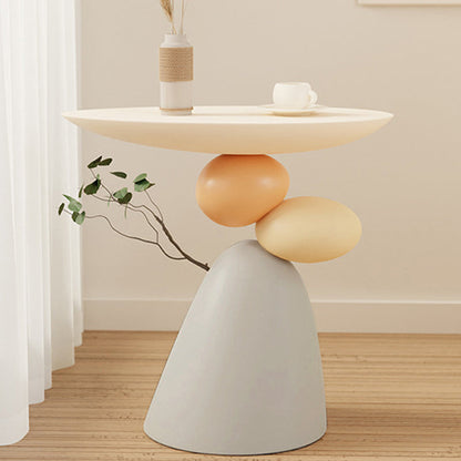 Sculpturale bijzettafel van hars met organische voet