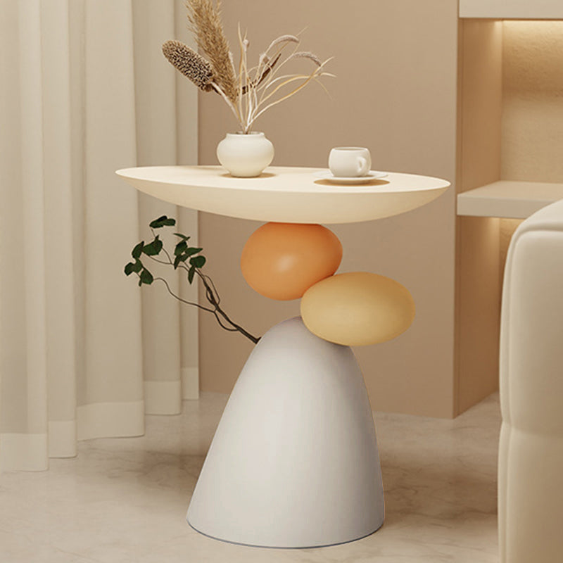 Sculpturale bijzettafel van hars met organische voet