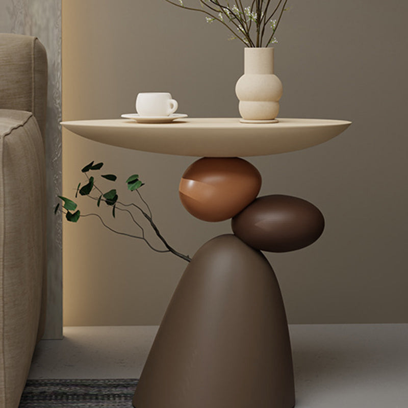 Sculpturale bijzettafel van hars met organische voet