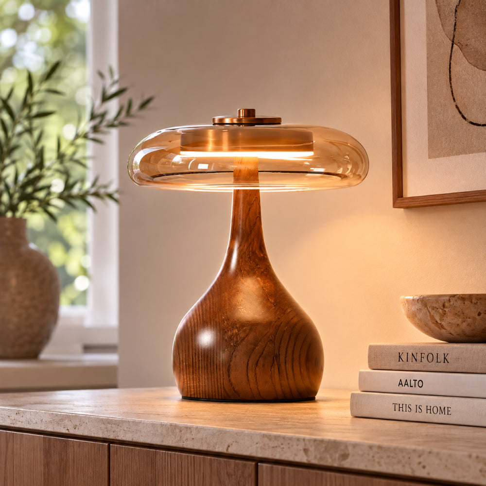 Elegante Tafellamp met Houten Voet en Amberkleurige Glazen Kap
