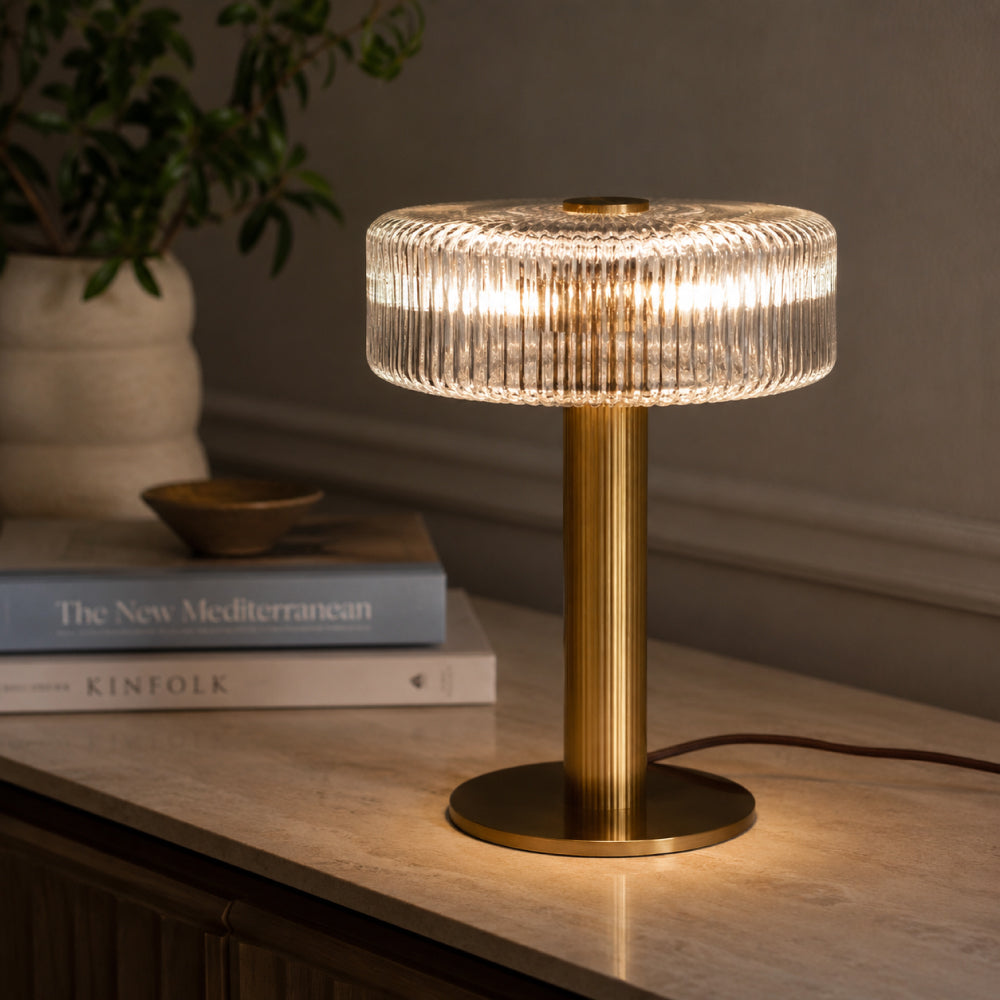 Elegante Vintage Tafellamp met Gehamerde Koperen Voet en Glazen Kap