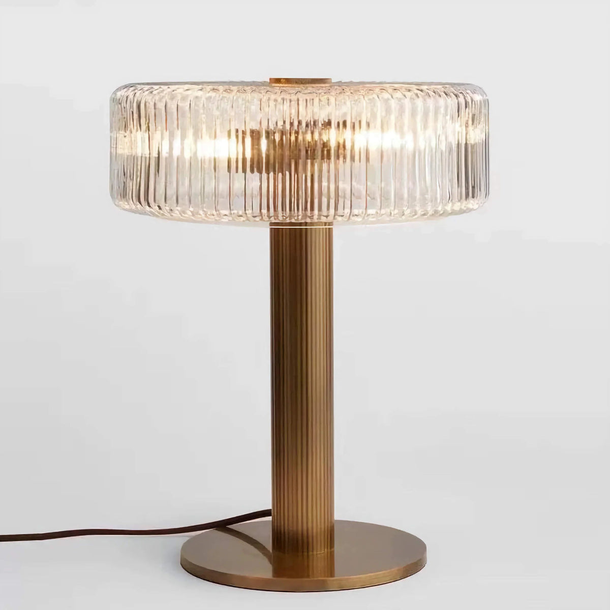 Elegante Vintage Tafellamp met Gehamerde Koperen Voet en Glazen Kap