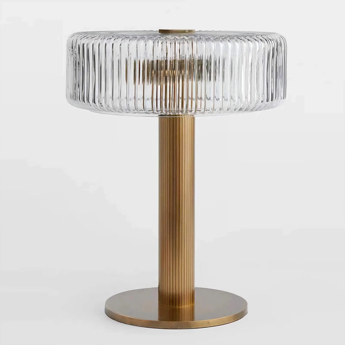 Elegante Vintage Tafellamp met Gehamerde Koperen Voet en Glazen Kap