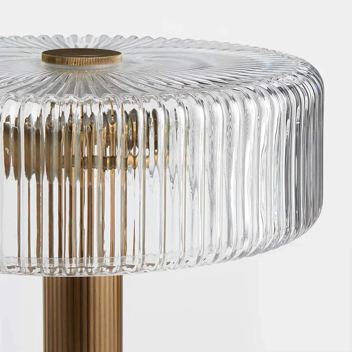 Elegante Vintage Tafellamp met Gehamerde Koperen Voet en Glazen Kap