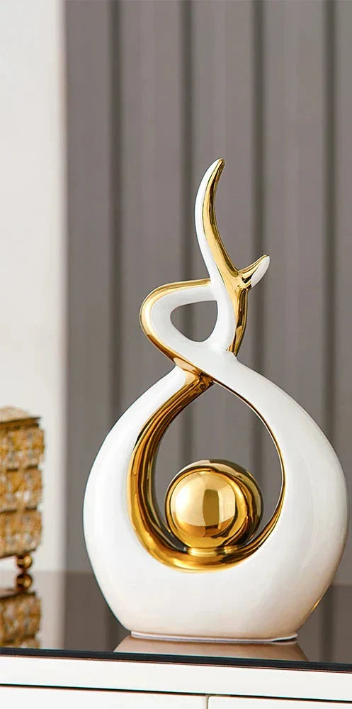 Keramische Sculptuur Met Abstract Ontwerp En Gouden Accenten