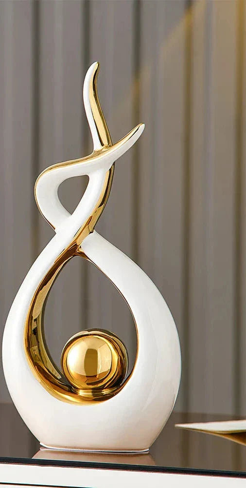 Keramische Sculptuur Met Abstract Ontwerp En Gouden Accenten
