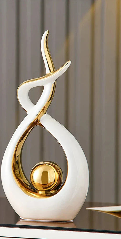 Keramische Sculptuur Met Abstract Ontwerp En Gouden Accenten