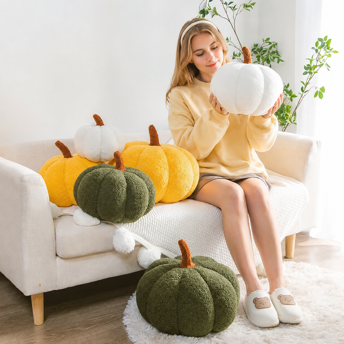 Pluchen Pompoenkussen in Drie Maten voor Herfstdecoratie