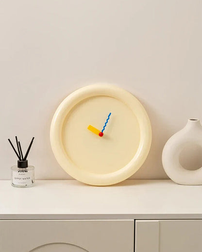 Ronde Wandklok Met Glossy Frame En Moderne Vaste Wijzers