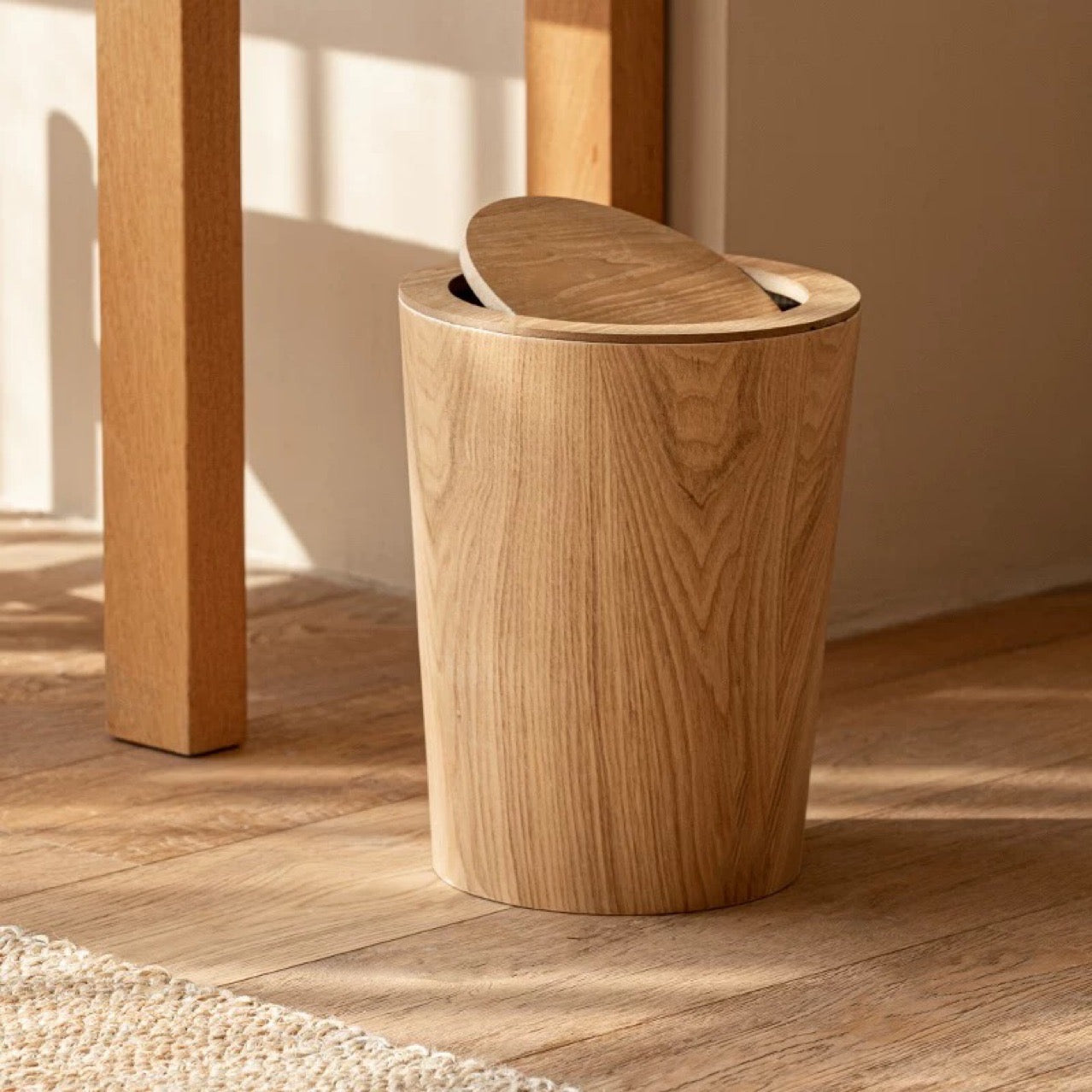 Roterende Afvalbak Met Houtstructuur En Minimalistisch Ontwerp